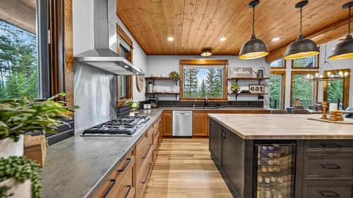 3373 Mountain View Court, Jaffray, BC - Indoor Photo Showing Kitchen