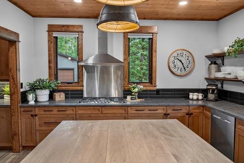 3373 Mountain View Court, Jaffray, BC - Indoor Photo Showing Kitchen