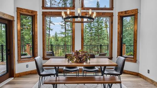 3373 Mountain View Court, Jaffray, BC - Indoor Photo Showing Dining Room