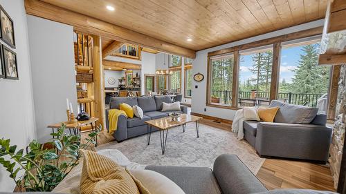 3373 Mountain View Court, Jaffray, BC - Indoor Photo Showing Living Room