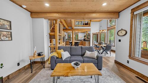 3373 Mountain View Court, Jaffray, BC - Indoor Photo Showing Living Room