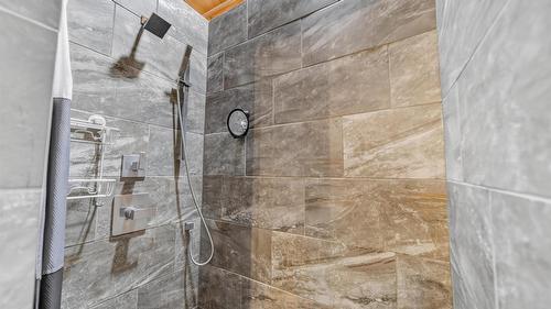 3373 Mountain View Court, Jaffray, BC - Indoor Photo Showing Bathroom