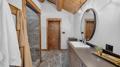 3373 Mountain View Court, Jaffray, BC - Indoor Photo Showing Laundry Room