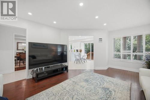 6379 Alderwood Trail, Mississauga, ON - Indoor Photo Showing Living Room