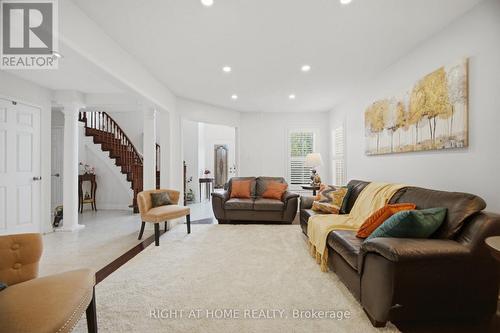 6379 Alderwood Trail, Mississauga, ON - Indoor Photo Showing Living Room