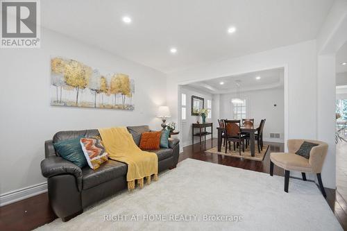 6379 Alderwood Trail, Mississauga, ON - Indoor Photo Showing Living Room