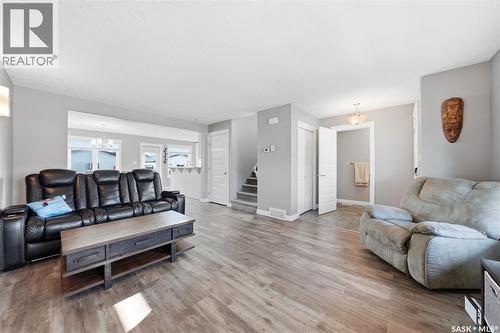 275 Wyant Lane, Saskatoon, SK - Indoor Photo Showing Living Room
