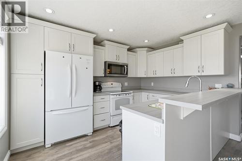 275 Wyant Lane, Saskatoon, SK - Indoor Photo Showing Kitchen