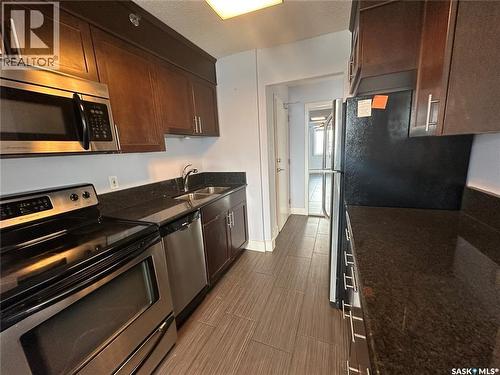 902 320 5Th Avenue N, Saskatoon, SK - Indoor Photo Showing Kitchen With Double Sink