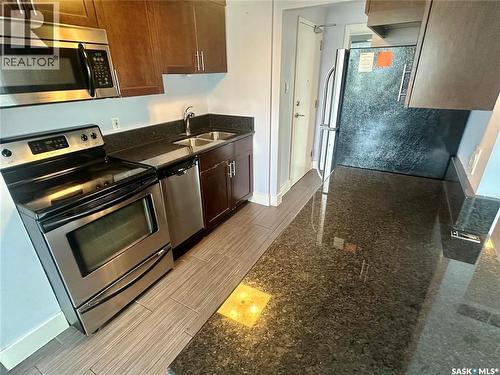 902 320 5Th Avenue N, Saskatoon, SK - Indoor Photo Showing Kitchen With Double Sink