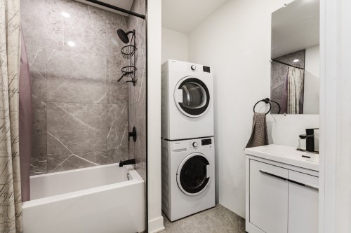 Bathroom - 524 Rue St-Philippe, Montréal (Le Sud-Ouest), QC - Indoor Photo Showing Laundry Room