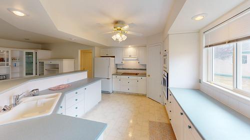 34-1401 Willowbrook Drive, Cranbrook, BC - Indoor Photo Showing Kitchen