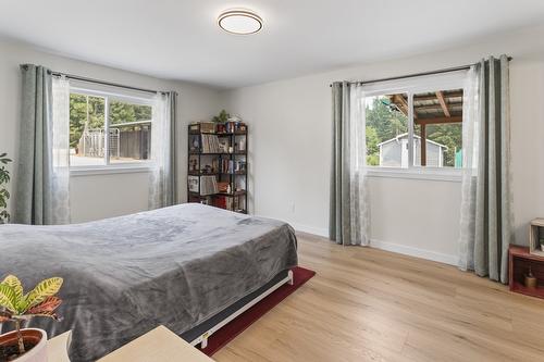 1889 7Th Street, Lister, BC - Indoor Photo Showing Bedroom