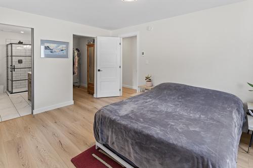 1889 7Th Street, Lister, BC - Indoor Photo Showing Bedroom