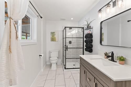 1889 7Th Street, Lister, BC - Indoor Photo Showing Bathroom