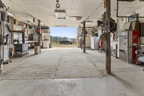 1889 7Th Street, Lister, BC - Indoor Photo Showing Garage