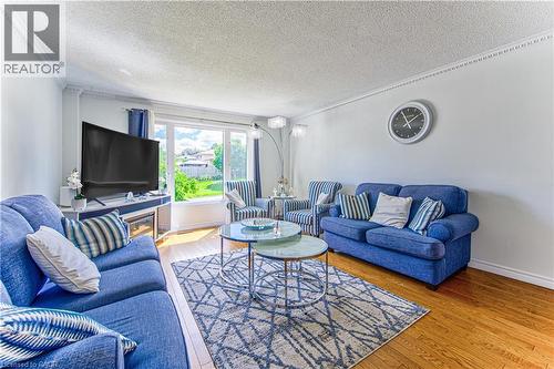 98 Monteagle Crescent, Kitchener, ON - Indoor Photo Showing Living Room