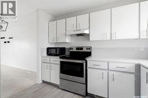 6419 Rochdale Boulevard, Regina, SK - Indoor Photo Showing Kitchen