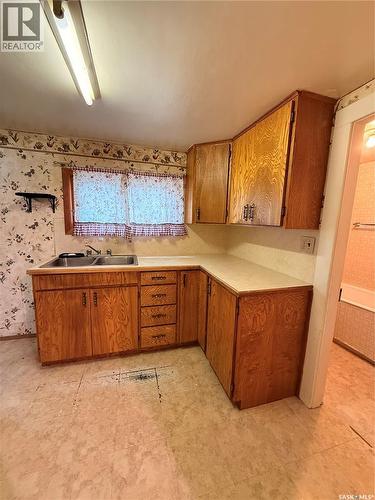 538 Centre Street, Shaunavon, SK - Indoor Photo Showing Kitchen With Double Sink