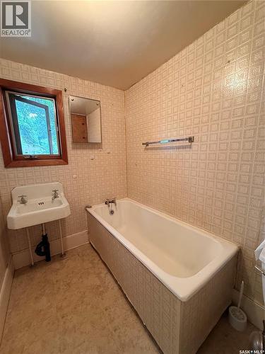 538 Centre Street, Shaunavon, SK - Indoor Photo Showing Bathroom