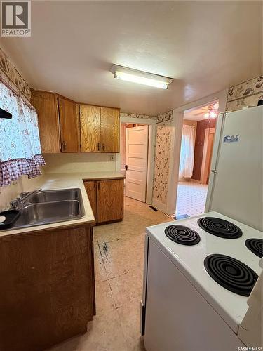 538 Centre Street, Shaunavon, SK - Indoor Photo Showing Kitchen With Double Sink
