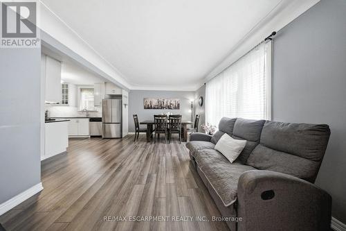 203 West 31St Street, Hamilton, ON - Indoor Photo Showing Living Room