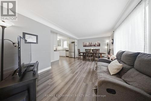 203 West 31St Street, Hamilton, ON - Indoor Photo Showing Living Room