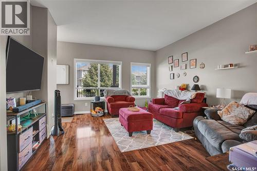 104 Shepherd Crescent, Saskatoon, SK - Indoor Photo Showing Living Room