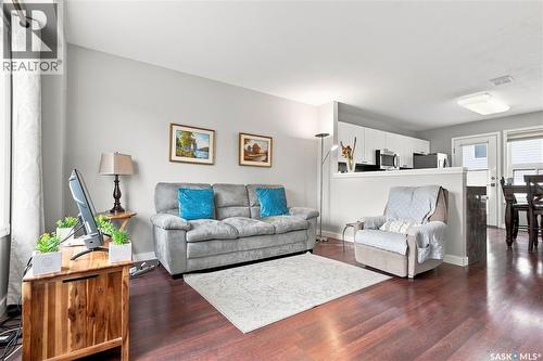 18 143 Gropper Crescent, Saskatoon, SK - Indoor Photo Showing Living Room