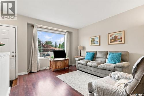 18 143 Gropper Crescent, Saskatoon, SK - Indoor Photo Showing Living Room