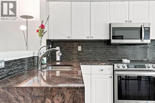 18 143 Gropper Crescent, Saskatoon, SK - Indoor Photo Showing Kitchen With Double Sink With Upgraded Kitchen