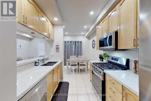 3258 Angel Pass Drive, Mississauga, ON - Indoor Photo Showing Kitchen With Double Sink With Upgraded Kitchen