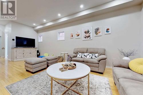3258 Angel Pass Drive, Mississauga, ON - Indoor Photo Showing Living Room