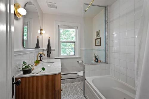 178 Niagara St, Winnipeg, MB - Indoor Photo Showing Bathroom