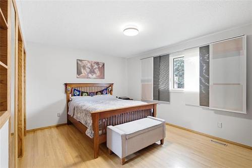 18 Bromley Pl, Winnipeg, MB - Indoor Photo Showing Bedroom