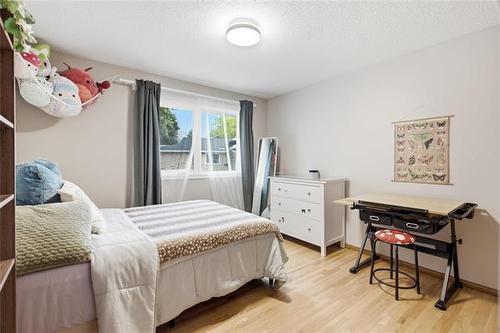 18 Bromley Pl, Winnipeg, MB - Indoor Photo Showing Bedroom