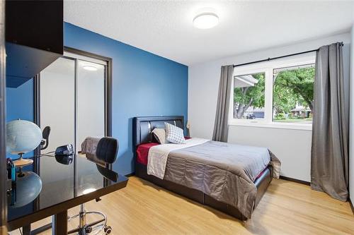 18 Bromley Pl, Winnipeg, MB - Indoor Photo Showing Bedroom
