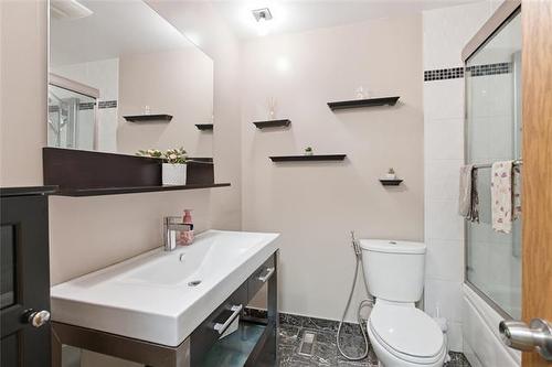 18 Bromley Pl, Winnipeg, MB - Indoor Photo Showing Bathroom