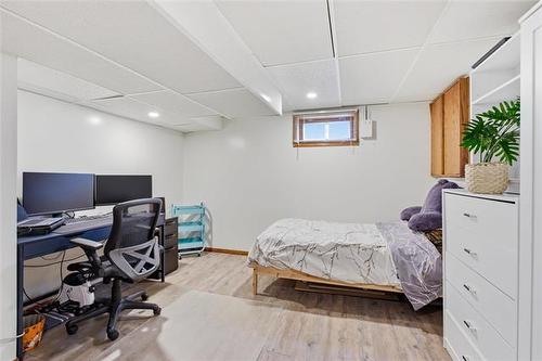 18 Bromley Pl, Winnipeg, MB - Indoor Photo Showing Office