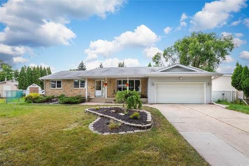 18 Bromley Pl, Winnipeg, MB - Outdoor With Facade