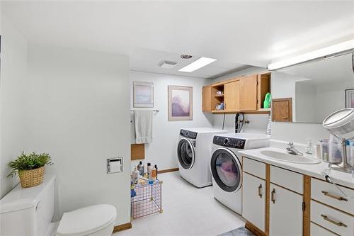 18 Bromley Pl, Winnipeg, MB - Indoor Photo Showing Laundry Room