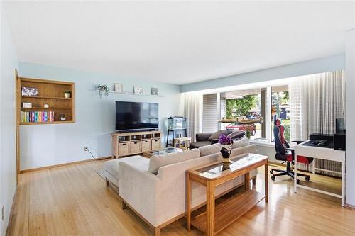 18 Bromley Pl, Winnipeg, MB - Indoor Photo Showing Living Room