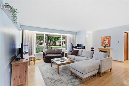 18 Bromley Pl, Winnipeg, MB - Indoor Photo Showing Living Room