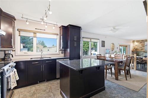 18 Bromley Pl, Winnipeg, MB - Indoor Photo Showing Kitchen With Upgraded Kitchen