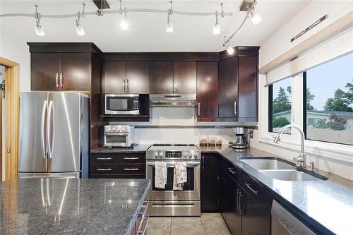 18 Bromley Pl, Winnipeg, MB - Indoor Photo Showing Kitchen With Double Sink With Upgraded Kitchen