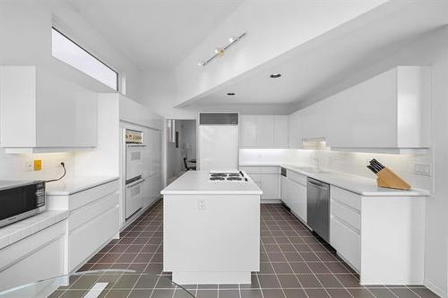 31 Dumbarton Blvd, Winnipeg, MB - Indoor Photo Showing Kitchen With Double Sink