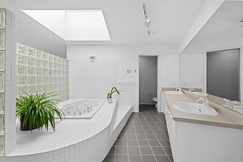 31 Dumbarton Blvd, Winnipeg, MB - Indoor Photo Showing Bathroom