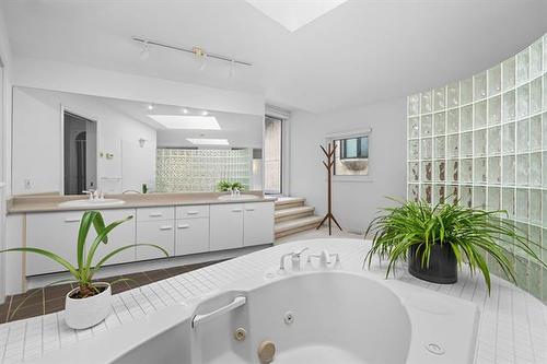 31 Dumbarton Blvd, Winnipeg, MB - Indoor Photo Showing Bathroom