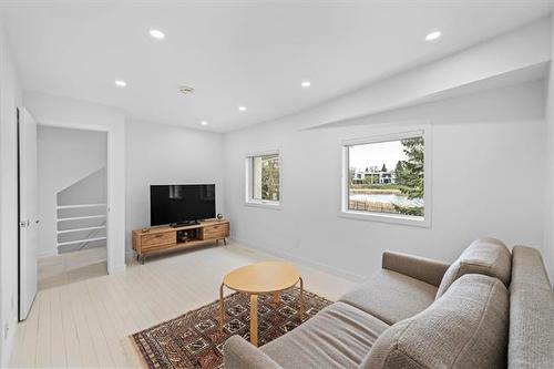 31 Dumbarton Blvd, Winnipeg, MB - Indoor Photo Showing Living Room