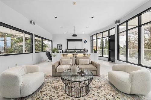 31 Dumbarton Blvd, Winnipeg, MB - Indoor Photo Showing Living Room